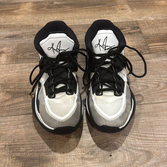 Nike Kyrie Basketball Shoes Black and White Mens Size 10.5 - Picture 2 of 7